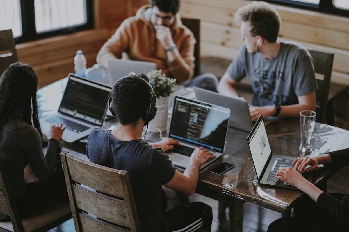 Procesmanagers werken samen aan een proces